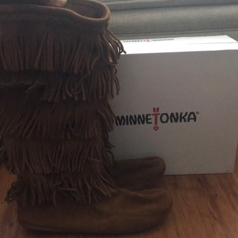 NEVER WORN MINNETONKA BOOTS